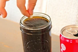 Chuyện gì xảy ra khi để lon CocaCola trong chân không?