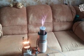 Clip hài cười lăn lộn: Đừng bao giờ nghịch dại với điện