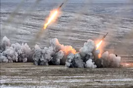 Cận cảnh hỏa thần TOS-1A dội bão lửa vào IS