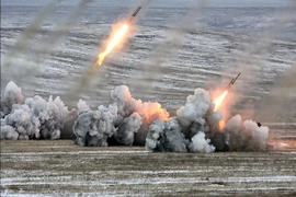 Cận cảnh hỏa thần TOS-1A dội bão lửa vào IS