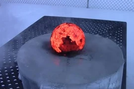 Điều gì xảy ra khi đổ kim loại nung nóng vào băng lạnh?