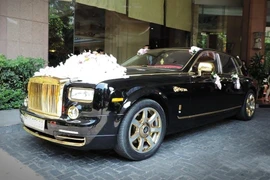 Rolls-Royce Phantom mạ vàng làm xe hoa tại Hà Nội