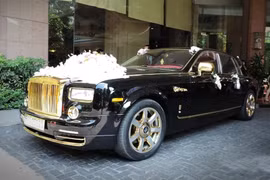 Rolls-Royce Phantom mạ vàng làm xe hoa tại Hà Nội