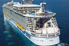 Cuộc sống xa xỉ trên du thuyền lớn nhất thế giới