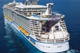 Cuộc sống xa xỉ trên du thuyền lớn nhất thế giới