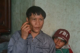 “Người rừng” con ghiền... điện thoại di động