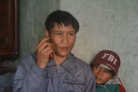 “Người rừng” con ghiền... điện thoại di động