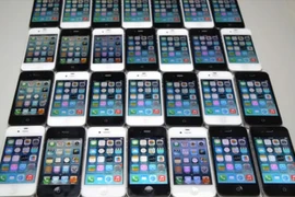 Xót xa màn đập vỡ 30 chiếc iPhone bằng búa