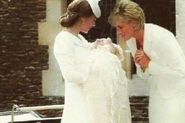 Ảnh công nương Diana dỗ cháu gái bên con dâu gây sốt