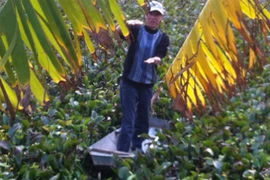 Nhà ngoại cảm chỉ xác chị Huyền dưới ao bèo