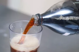 Điều gì xảy ra khi trộn CocaCola với dầu ăn và kẹo?