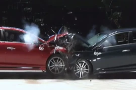 Cho xe đâm nhau để so độ cứng hàng nội, hàng ngoại