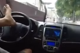 Video trai trẻ lái ô tô bằng chân trên phố Hà Nội