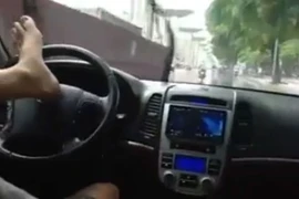 Video trai trẻ lái ô tô bằng chân trên phố Hà Nội