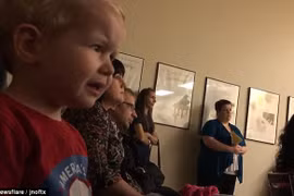 Bé 2 tuổi bật khóc khi lần đầu nghe Sonata Ánh trăng