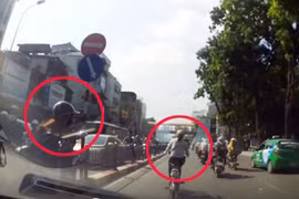 Tạt đầu ôtô, nữ sinh "đánh rơi" bạn rồi hồn nhiên phóng đi