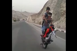 "Trẻ trâu" bốc đầu xe máy không có bánh trước, giỡn tử thần