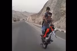 "Trẻ trâu" bốc đầu xe máy không có bánh trước, giỡn tử thần