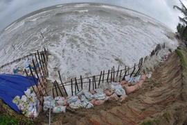 Hình ảnh sóng biển phá nát 3 km bờ biển Hội An