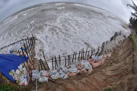 Hình ảnh sóng biển phá nát 3 km bờ biển Hội An