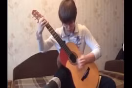 Nam thanh niên khác người chơi guitar như đàn tỳ bà