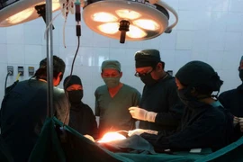 Em bé ngã qua lỗ thông gió, chấn thương sọ não nặng