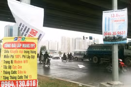 Nhếch nhác biển quảng cáo “đu” cột điện, đèn đường