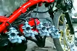 Xế nổ "cõng" 4 bình xăng khuất phục dân chơi