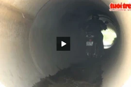 Khó tin xe máy chạy vèo vèo trong cống thoát nước