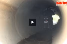 Khó tin xe máy chạy vèo vèo trong cống thoát nước