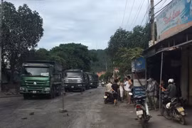 Dân chặn hơn 150 xe tải gây ô nhiễm, tắc đường 5 tiếng đồng hồ