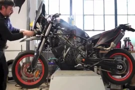 Chiêm ngưỡng mô tô “2 cầu” đầu tiên trên thế giới