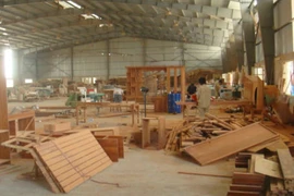 Cửa sắt sập trúng đầu, bé trai tử vong tại chỗ