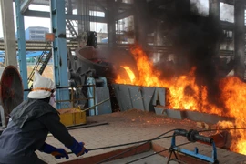 Nóng hầm hập tại nhà máy gang thép lớn nhất Tây Bắc