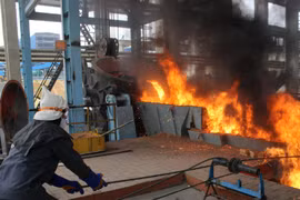 Nóng hầm hập tại nhà máy gang thép lớn nhất Tây Bắc