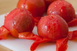 3 cách lột vỏ cà chua vừa nhanh vừa dễ dàng