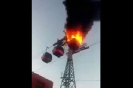 Cáp treo cháy ngùn ngụt, người dân hoảng loạn kêu gào