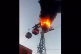 Cáp treo cháy ngùn ngụt, người dân hoảng loạn kêu gào