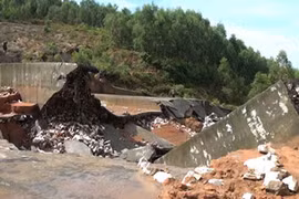 Vỡ đập tràn xả lũ ở Tuyên Quang