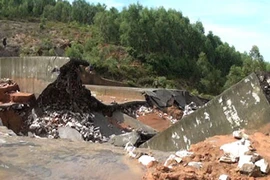 Vỡ đập tràn xả lũ ở Tuyên Quang