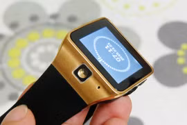 Đồng hồ thông minh Trung Quốc giá 200.000 đồng có gì?