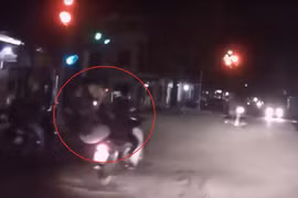 Pha rồ ga, bỏ rơi bạn gái của thanh niên vượt đèn đỏ