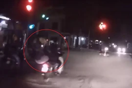 Pha rồ ga, bỏ rơi bạn gái của thanh niên vượt đèn đỏ