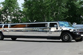 Siêu xe Hummer dài 8m phủ crom bóng bẩy, kiêu hãnh