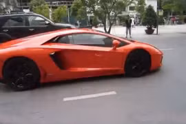 Siêu xe Aventador triệu đô đi dạo trên phố Sài Gòn