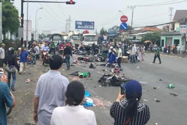 Tai nạn kinh hoàng container “ủi” 18 xe máy, hàng chục người thương vong