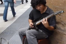 Nể phục "thánh" gảy guitar với "tốc độ ánh sáng"