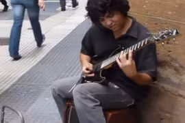 Nể phục "thánh" gảy guitar với "tốc độ ánh sáng"