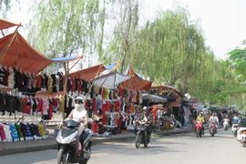 Chợ cóc vẫn tấp nập trước ngày xóa sổ