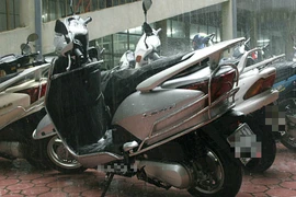 Để xe tay ga "dầm mưa"... dễ chết động cơ